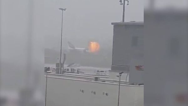 Момент взрыва в самолете при приземлении в аэропорту Дубая - Sputnik Латвия