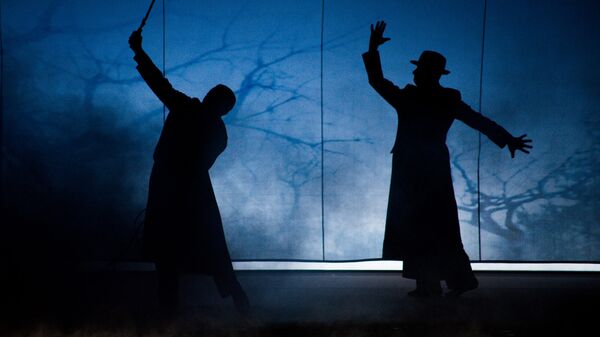 Сцена из спектакля Письмо к человеку с участием Михаила Барышникова - Sputnik Латвия