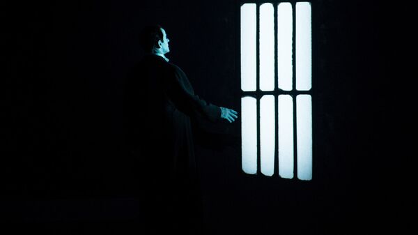 Сцена из спектакля Письмо к человеку с участием Михаила Барышникова - Sputnik Латвия