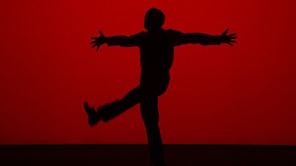 Сцена из спектакля Письмо к человеку с участием Михаила Барышникова - Sputnik Латвия