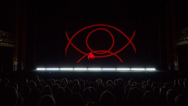 Сцена из спектакля Письмо к человеку с участием Михаила Барышникова - Sputnik Латвия