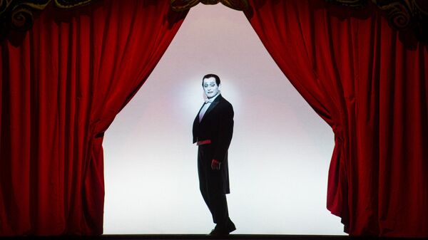 Сцена из спектакля Письмо к человеку с участием Михаила Барышникова - Sputnik Латвия