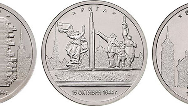 Uz monētu reversiem attēloti memoriāli, pieminekļi un skulptūras no sekojošām pilsētām: Viļņa, Tallina, Rīga - Sputnik Latvija