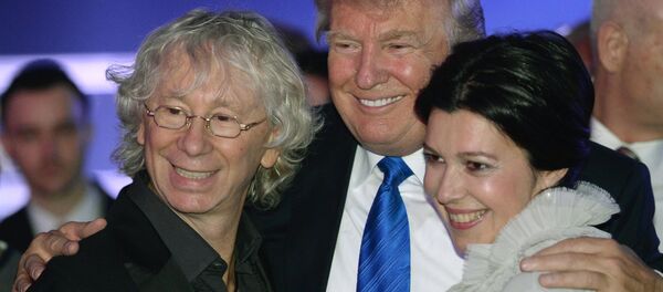 Американский миллиардер и телеведущий Дональд Трамп (в центре) c композитором Аркадием Укупником и его супругой Натальей - Sputnik Latvija