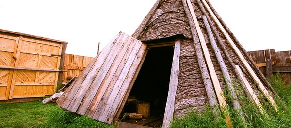 В Качуге за забором – не дом, а тунгусский чум: его жители говорят, что в нем намного комфортней, чем в срубе - Sputnik Латвия