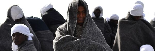 Беженцы в итальянском порту Кальяри - Sputnik Латвия