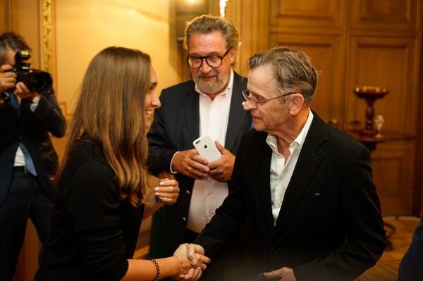 Анастасия Винокур мечтала познакомиться с мэтром балетного искусства. Ее мечта сбылась в Риге. За трогательным моментом наблюдает представитель Rietumu banka, бизнесмен Александр Гафин Анастасия Винокур мечтала познакомиться с мэтром балетного искусства. Ее мечта сбылась в Риге. За трогательным моментом наблюдает представитель Rietumu banka, бизнесмен Александр Гафин - Sputnik Латвия