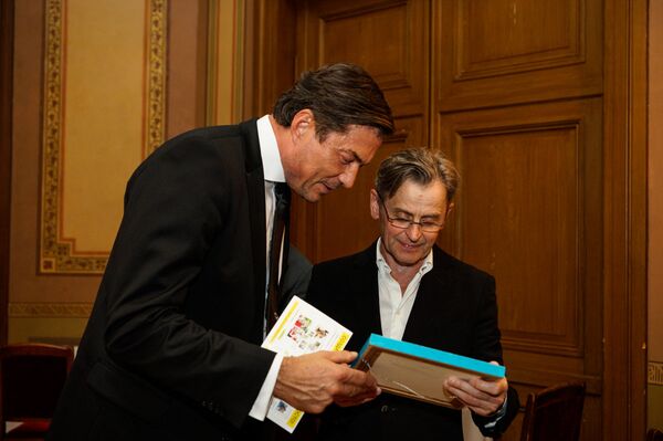 Подарки от почитателей. Михаил Барышников и Андрейс Жагарс изучают подаренные трофеи Подарки от почитателей. Михаил Барышников и Андрейс Жагарс изучают подаренные трофеи - Sputnik Латвия