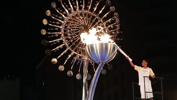 Бронзовый призер Олимпийских игр 2004 года в Афинах бразильский марафонец Вандерлей Кордейру зажег огонь XXXI летних Олимпийских игр 2016 года на стадионе Маракана в Рио-де-Жанейро. - Sputnik Латвия