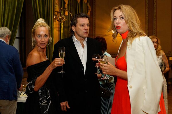 Глава компании Domenikss очаровательная Бенита Садауска обсуждает спектакль со своими собеседниками Глава компании Domenikss очаровательная Бенита Садауска обсуждает спектакль со своими собеседниками - Sputnik Латвия