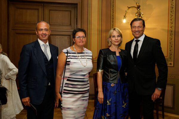 Организаторы постановки мужчины предприниматель Александр Шенкман и экс-директор ЛНО и глава собственного культурного фонда Андрейс Жагарс и сопровождающие их дамы Организаторы постановки мужчины предприниматель Александр Шенкман и экс-директор ЛНО и глава собственного культурного фонда Андрейс Жагарс и сопровождающие их дамы - Sputnik Латвия