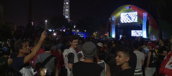 Люди на площади в Рио-де-Жанейро на большом экране смотрели открытие Олимпиады Люди на площади в Рио-де-Жанейро на большом экране смотрели открытие Олимпиады - Sputnik Латвия