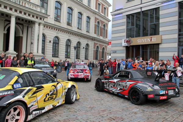 Асы дрифта проехались по Старой Риге  - Sputnik Латвия