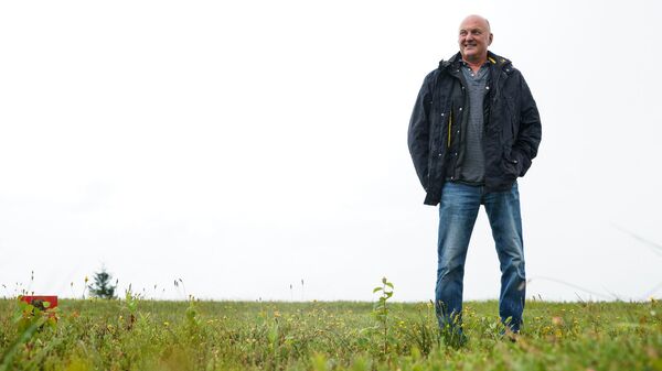 Владелец предприятия Very Berry Сергей Саушкин на клюквенном поле - Sputnik Латвия