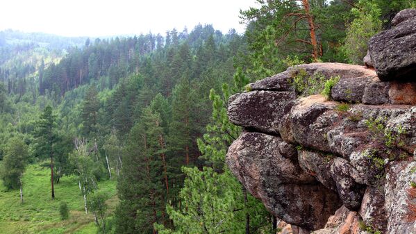 Язык на Витязе: на нем отдыхают те, кто пришел по гребню скалы, и переводят дух те, кто по тросам поднимался из ущелья - Sputnik Латвия