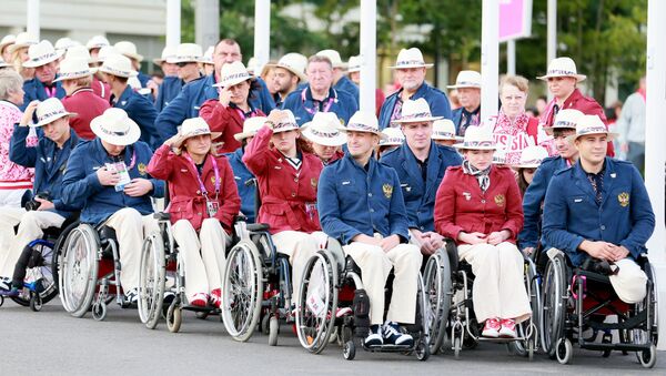 Российская паралимпийская сборная во время церемонии подъема флага России в Паралимпийской деревне в Лондоне - Sputnik Латвия