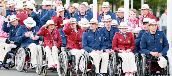 Российская паралимпийская сборная во время церемонии подъема флага России в Паралимпийской деревне в Лондоне - Sputnik Latvija