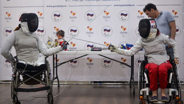 Члены сборной России по фехтованию на колясках на пресс-конференции, посвященной Паралимпиаде в Рио-де-Жанейро - Sputnik Latvija