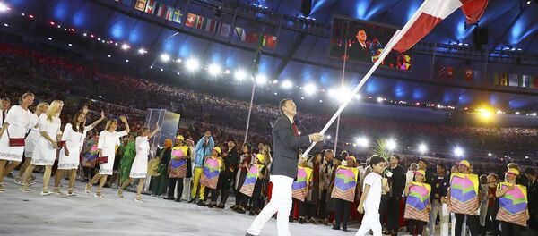 Велогонщик Марис Штромбергс несет флаг Латвии на церемонии открытия Олимпийских игр в Рио Велогонщик Марис Штромбергс несет флаг Латвии на церемонии открытия Олимпийских игр в Рио - Sputnik Latvija