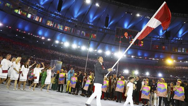 Велогонщик Марис Штромбергс несет флаг Латвии на церемонии открытия Олимпийских игр в Рио - Sputnik Latvija