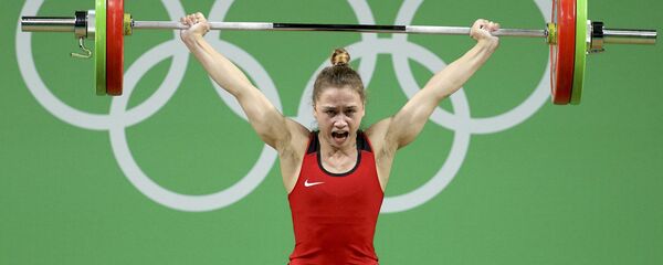 Латвийский атлет Ребека Коха выступила в финале соревнований по тяжелой атлетике на Олимпиаде в Рио  - Sputnik Латвия