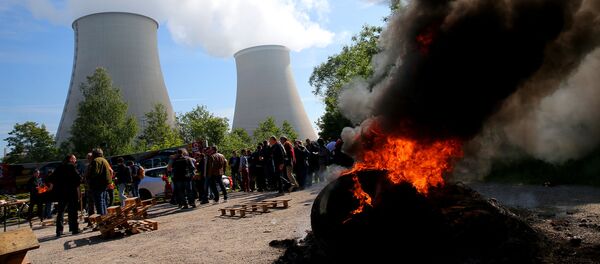 Протестущие рабочие возле АЭС Ножан-сюр-Марн во Франции - Sputnik Latvija