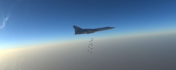 Российские дальние бомбардировщики Ту-22М3 ударили по объектам ИГ в Сирии Российские дальние бомбардировщики Ту-22М3 ударили по объектам ИГ в Сирии - Sputnik Latvija