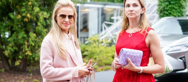 Известные в обществе красавицы телеведущая Майя Силова и врач Светлана Гомберга - Sputnik Латвия