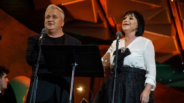 Поют Сергей Егерс и Инесса Галанте Поют Сергей Егерс и Инесса Галанте - Sputnik Латвия