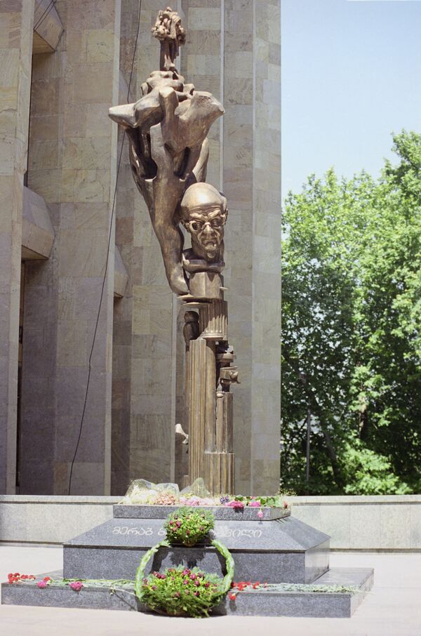 Памятник философу Мерабу Мамардашвили в Тбилиси Памятник философу Мерабу Мамардашвили в Тбилиси - Sputnik Латвия