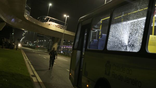Поврежденный автобус в Рио - Sputnik Латвия