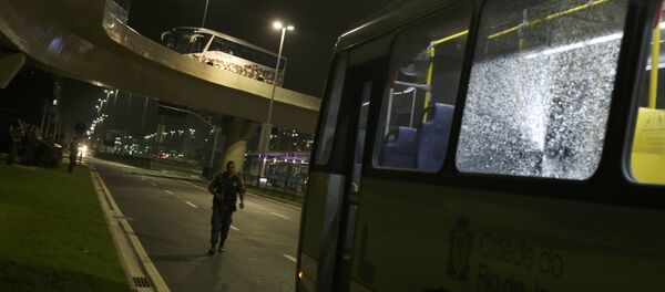 Поврежденный автобус в Рио Поврежденный автобус в Рио - Sputnik Latvija