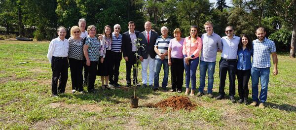 Раймондс Бергманис посадил дерево в Бразилии Раймондс Бергманис посадил дерево в Бразилии - Sputnik Латвия