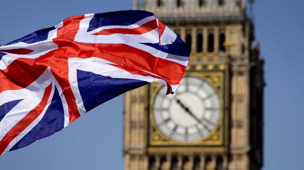 Британский флаг на фоне Биг-Бена в Лондоне - Sputnik Латвия