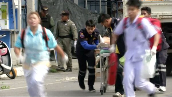 Эвакуация раненого с места взрыва в Таиланде. - Sputnik Latvija