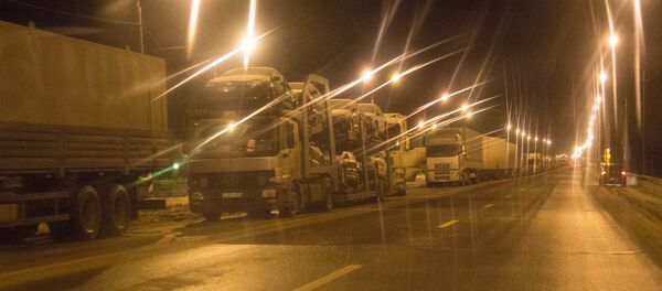 Грузовые автомобили стоят в пробке - Sputnik Латвия