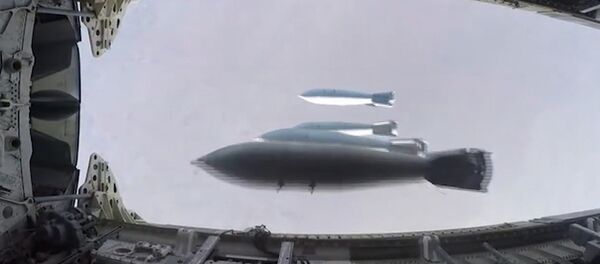 Krievijas gaisa spēki iznīcinājuši lielas ISIS noliktavas. Operācijas kadri - Sputnik Latvija