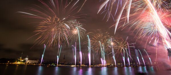 Rīgas svētkiem veltītais salūts - Sputnik Latvija