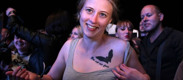 Девушка показывает татуировку на фестивале Kubana Девушка показывает татуировку на фестивале Kubana - Sputnik Latvija