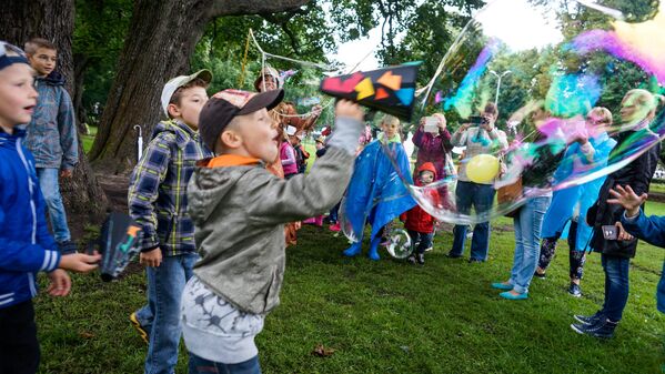 Дети всегда рады мыльным пузырям. Развлечение для детей во время Праздника Риги - Sputnik Латвия