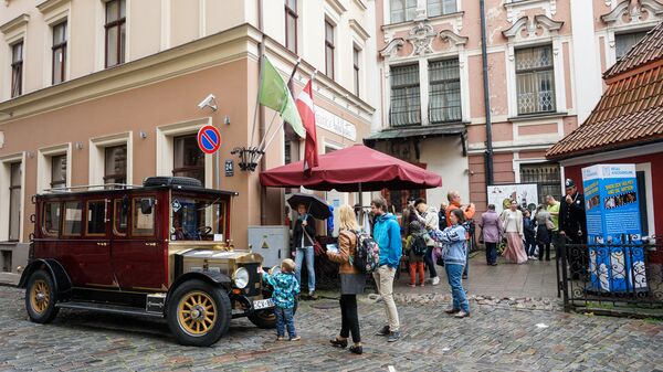 Знаменитый дворик на улице Яуниела, где проходили съёмки фильма Приключения Шерлока Холмса и Доктора Ватсона - Sputnik Латвия