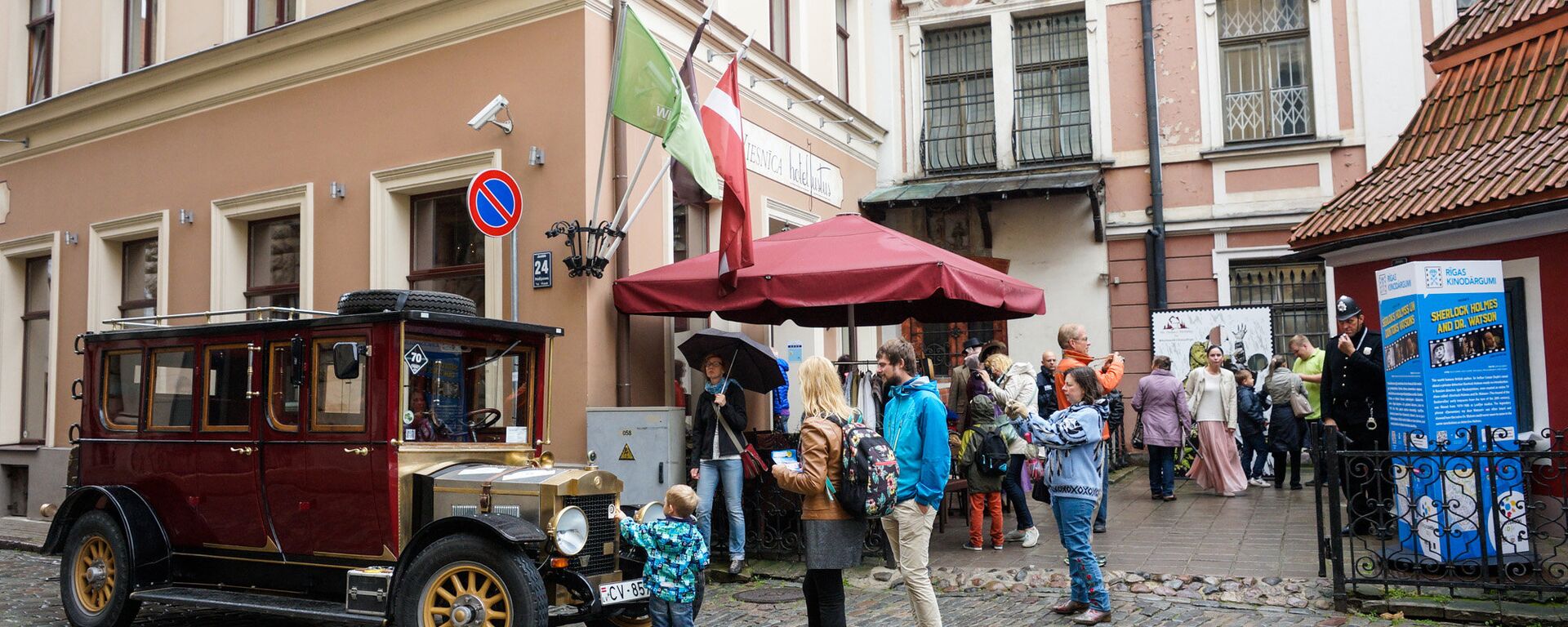 Знаменитый дворик на улице Яуниела, где проходили съёмки фильма Приключения Шерлока Холмса и Доктора Ватсона - Sputnik Латвия, 1920, 21.09.2025