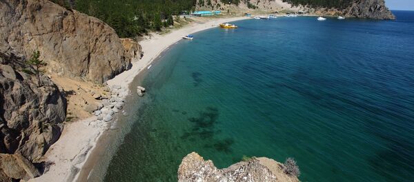 Бухта Песчаная и сказочный Байкал: вода в нем в этом году прогрелась до 15 градусов. - Sputnik Латвия
