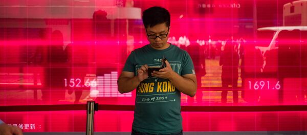 Житель Гонконга со смартфоном - Sputnik Latvija