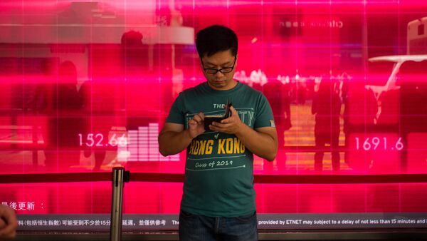 Житель Гонконга со смартфоном - Sputnik Латвия