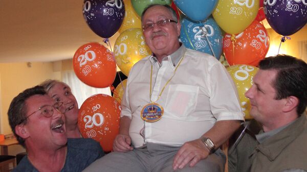 Ветерана МВД Юлиуса Аншина посадили на стул с привязанными шариками – и запускают в небо - Sputnik Латвия