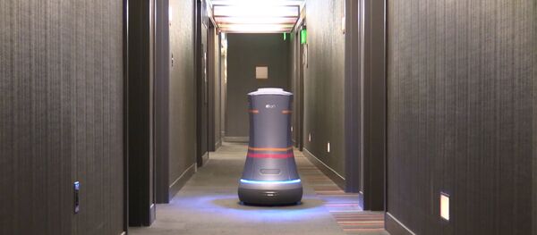 Робот-дворецкий разносит воду по номерам в отеле Сан-Франциско - Sputnik Latvija