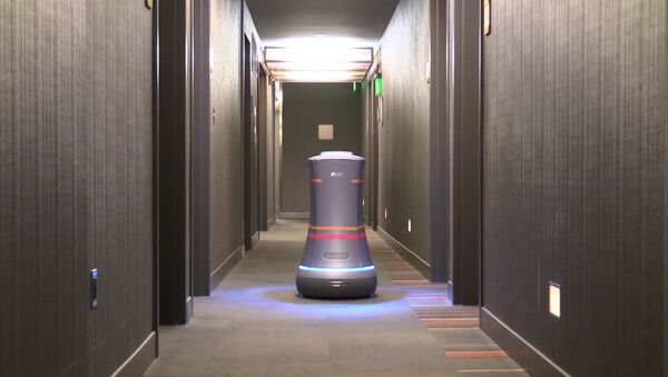 Робот-дворецкий разносит воду по номерам в отеле Сан-Франциско - Sputnik Latvija