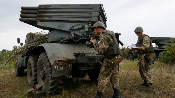 Украинские военные рядом с реактивной системой залпового огня Град - Sputnik Latvija