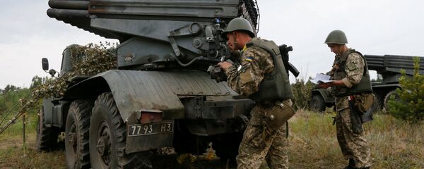 Ukraiņu karavīri kopā ar reaktīvas artilērijas kompleksu Grad. Foto no arhīva Ukraiņu karavīri kopā ar reaktīvas artilērijas kompleksu Grad. Foto no arhīva - Sputnik Latvija